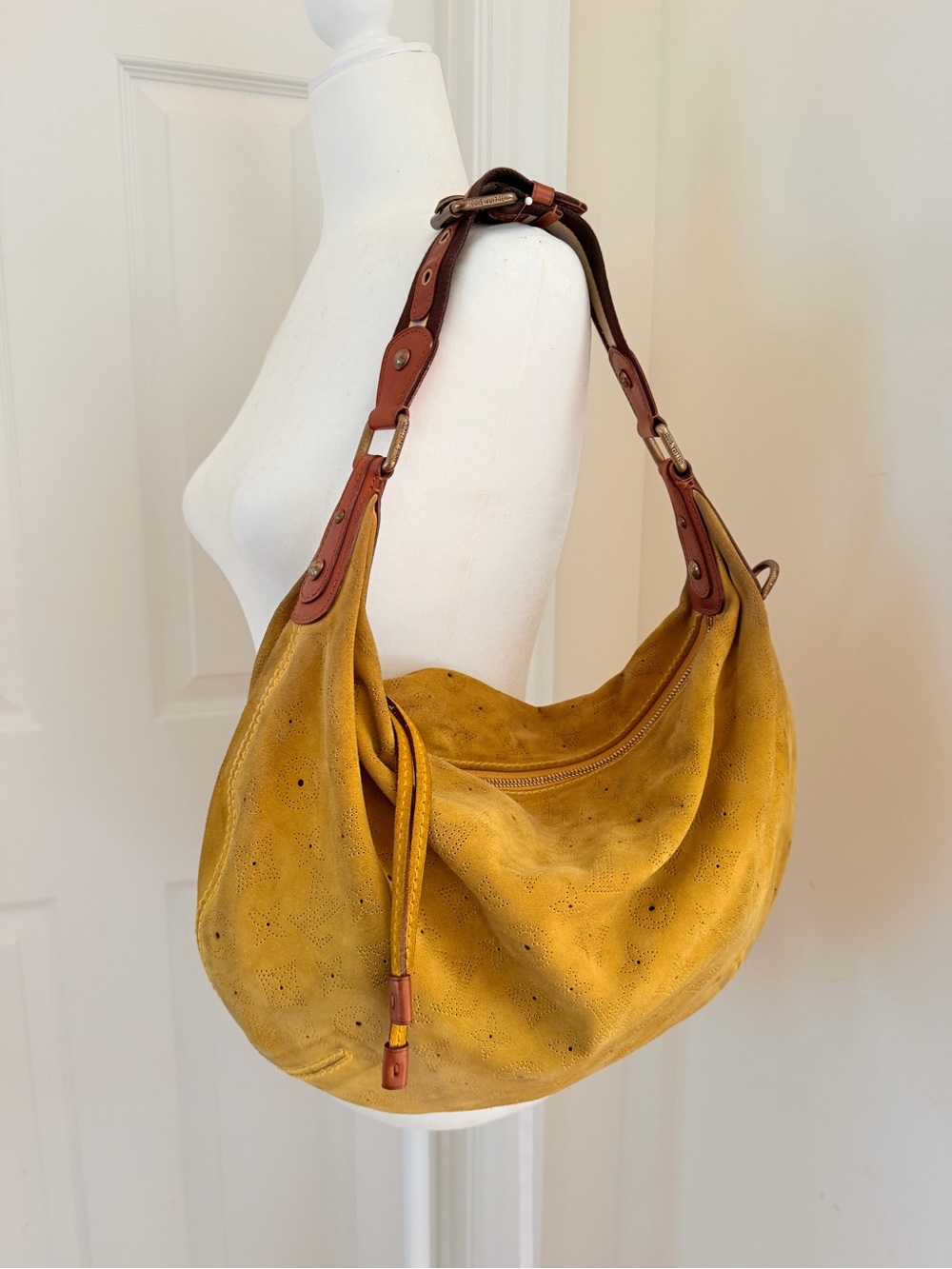 Authentic Louis Vuitton Mahina Onata Hobo Shoulder Bag - Picture 12 of 16
